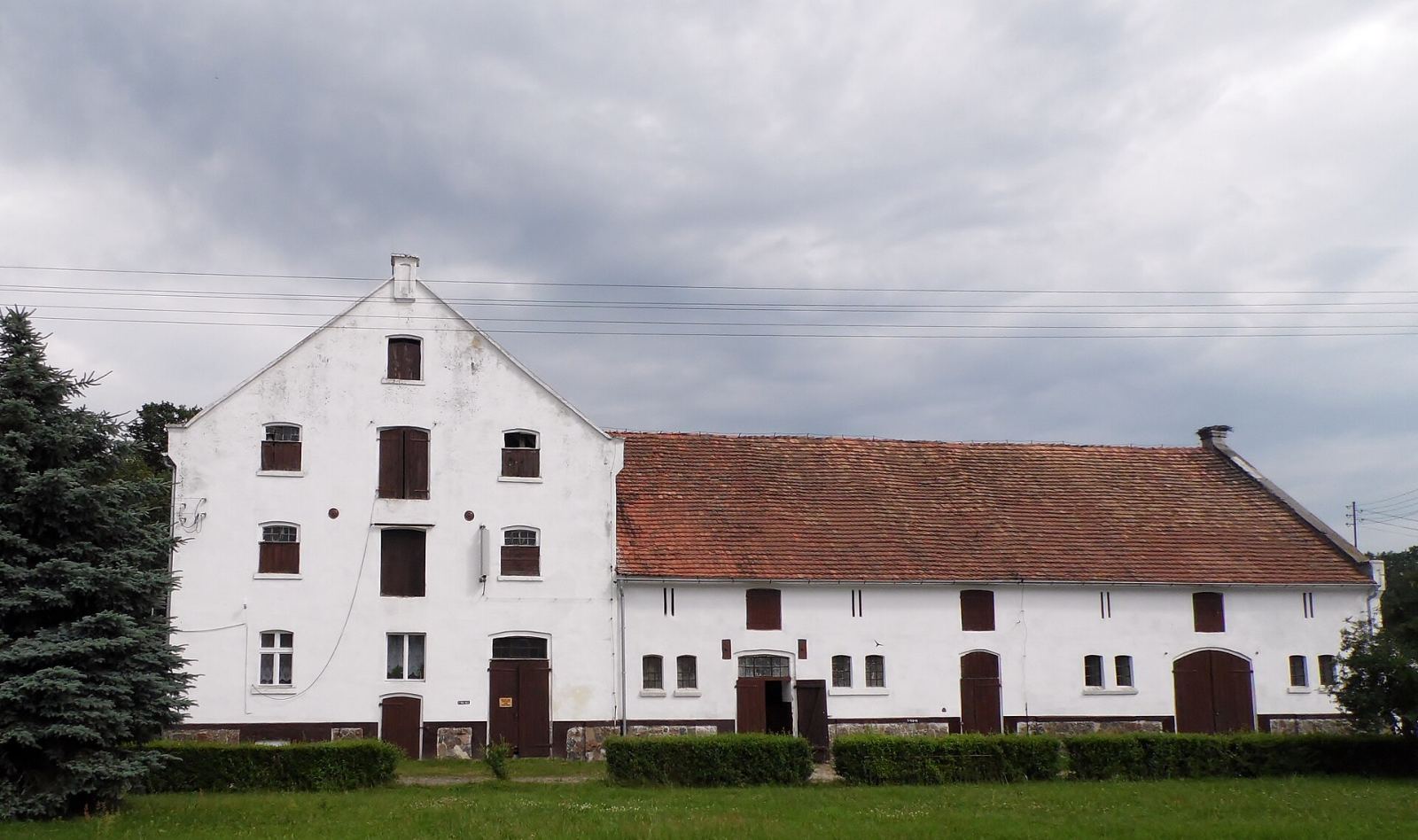 Spichlerz i stajnia, Trzebiny