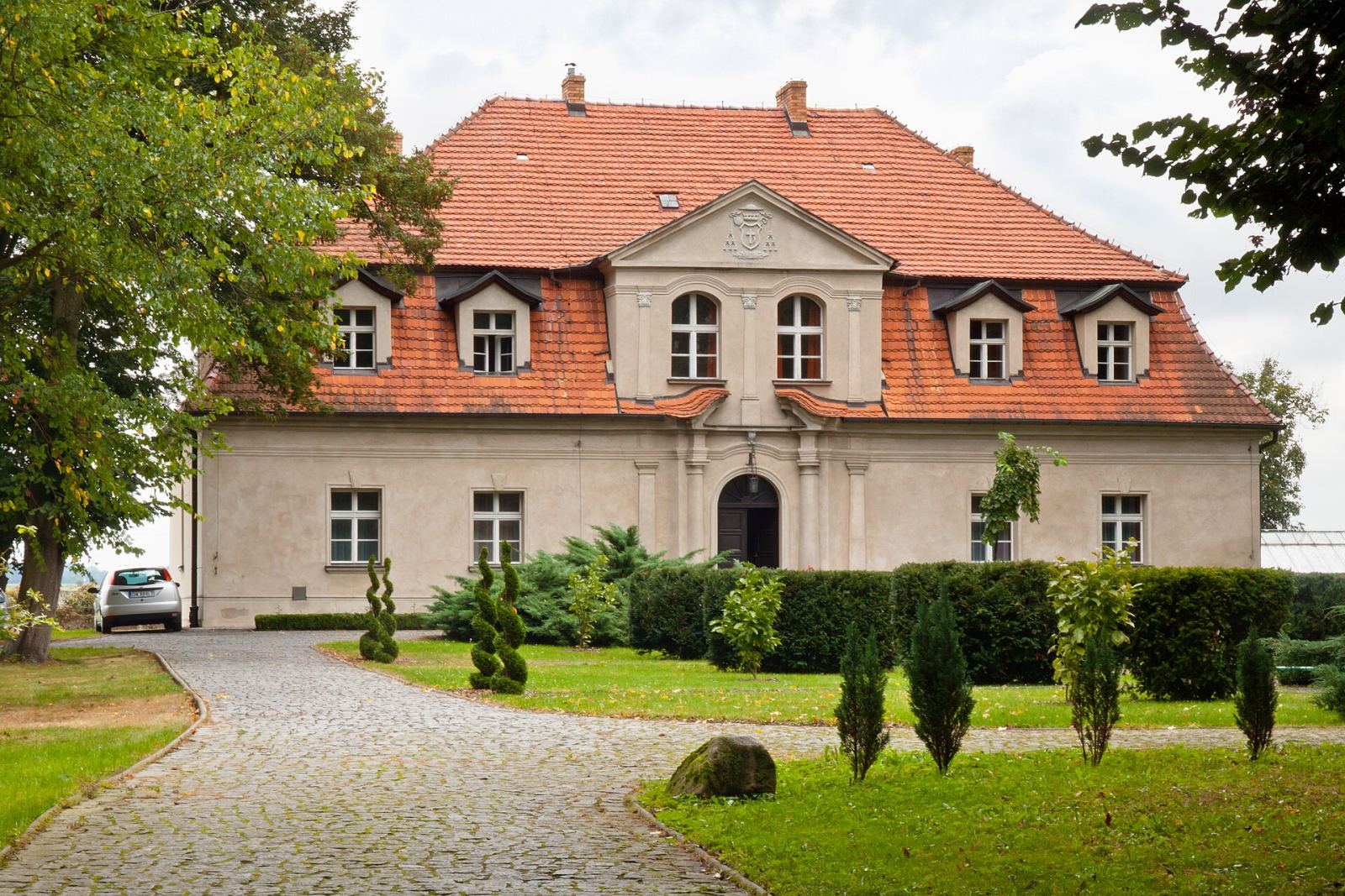 Opatówka, Obra