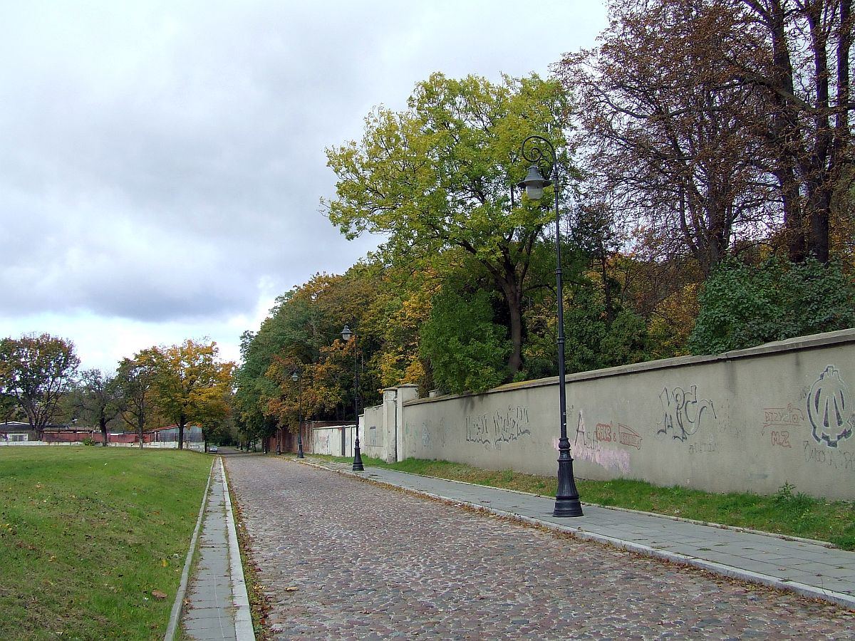 Mur ogrodzeniowy, Warszawa
