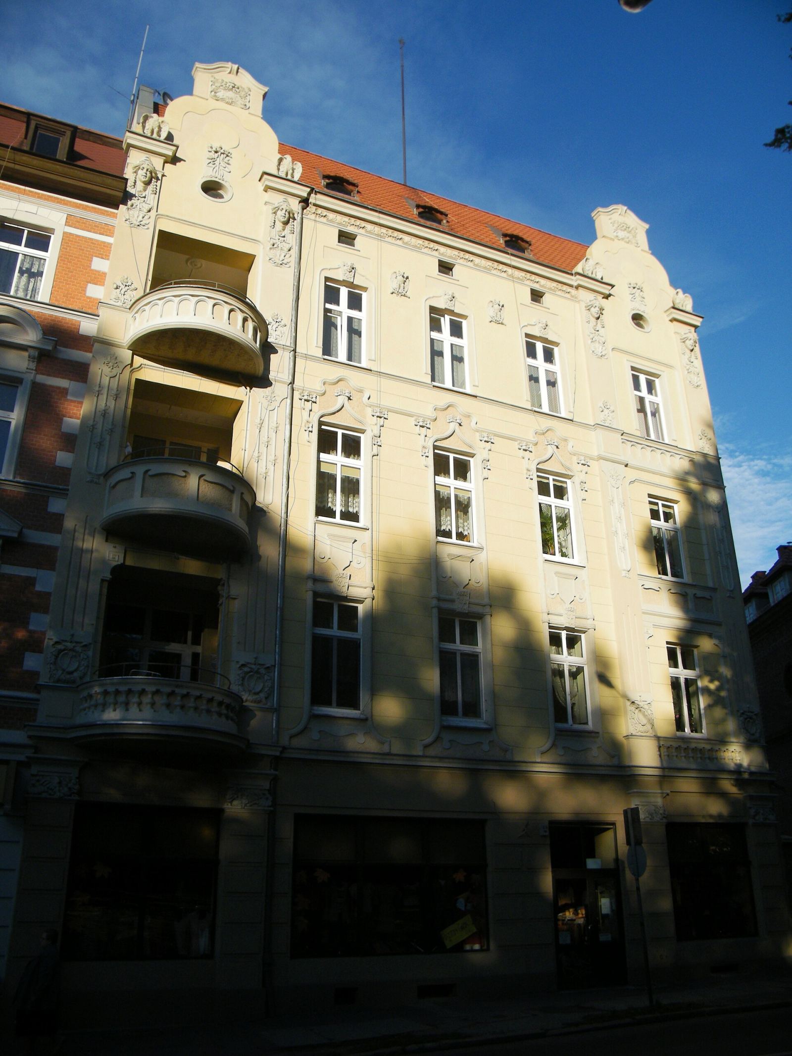 Dom, Brzeg