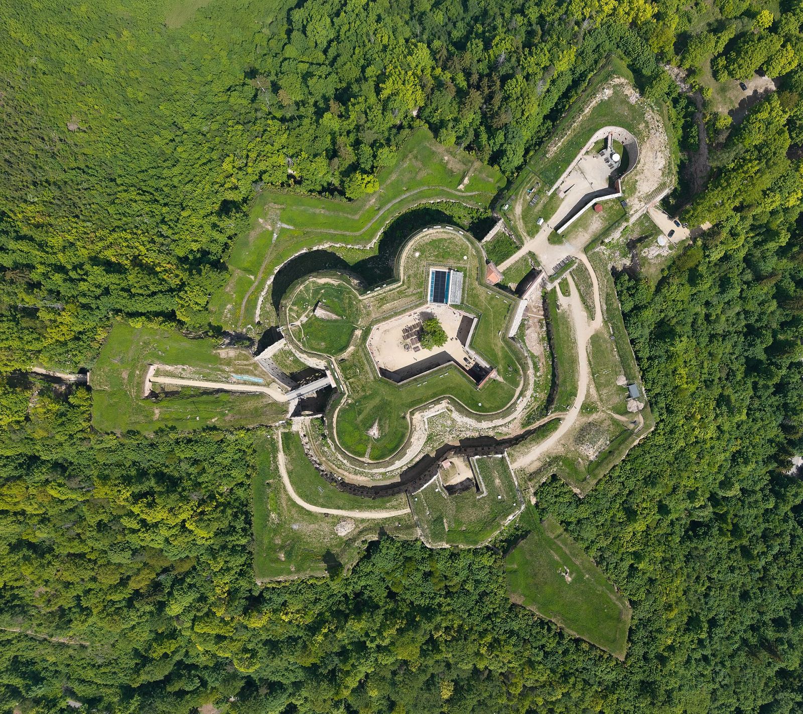 Trzon Twierdzy z Donżonem i wieńcem detaszowanych bastionów, Srebrna Góra
