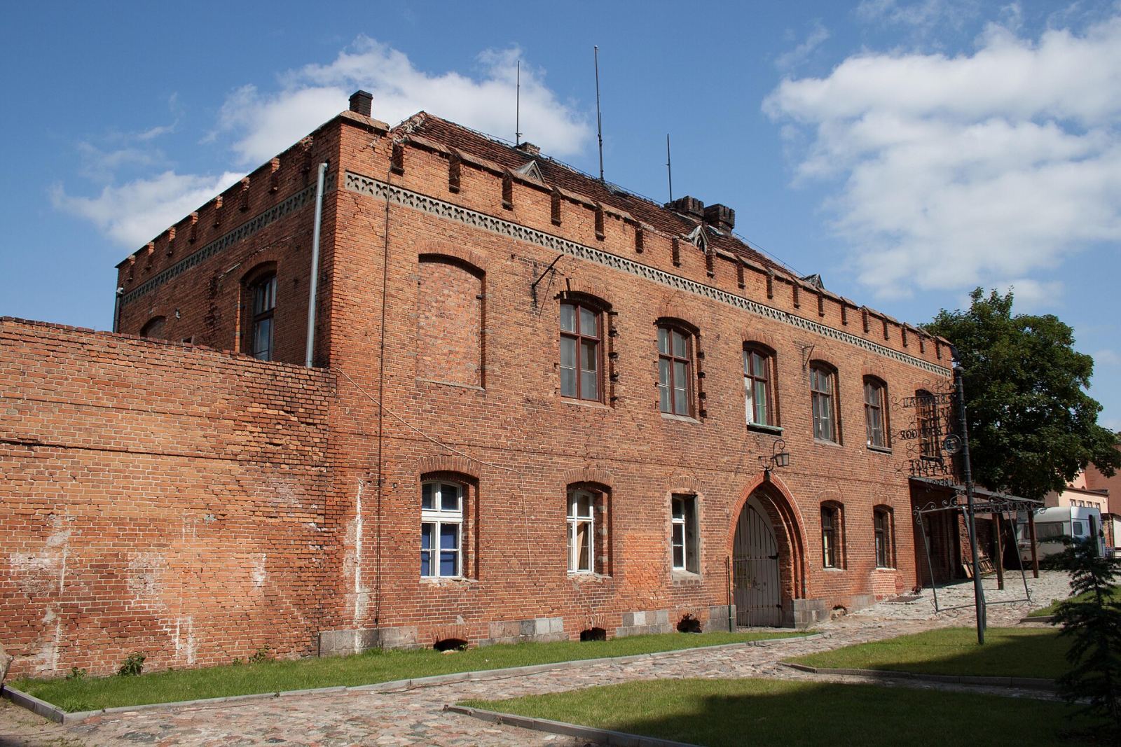 Budynek bramny, Gniew