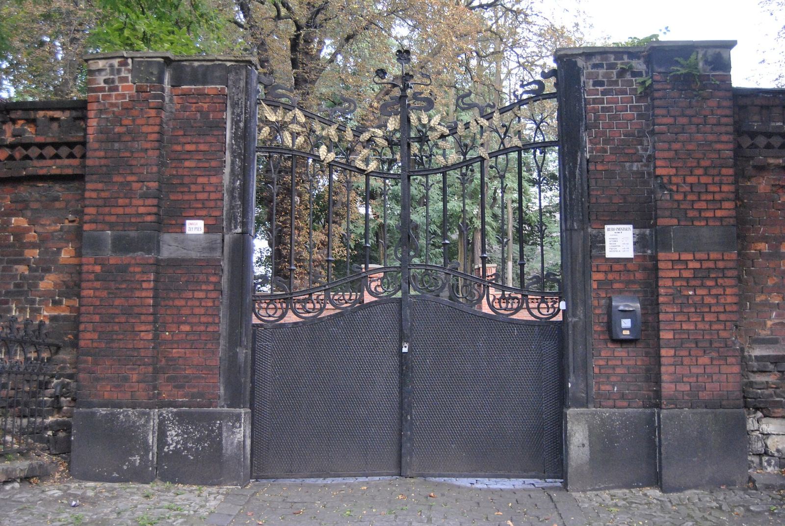 Ogrodzenie z bramami, Bytom