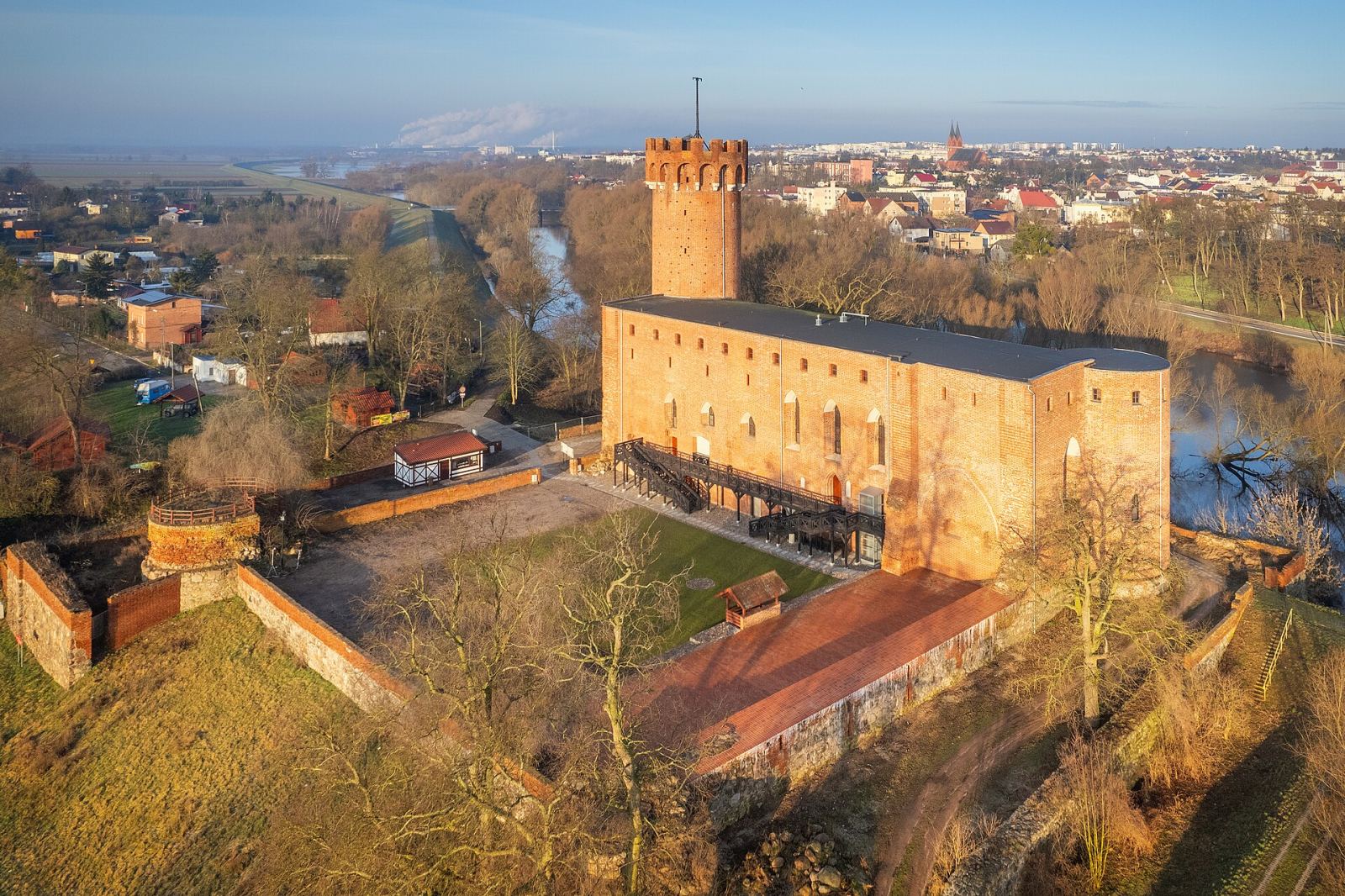 Ruiny zamku, Świecie