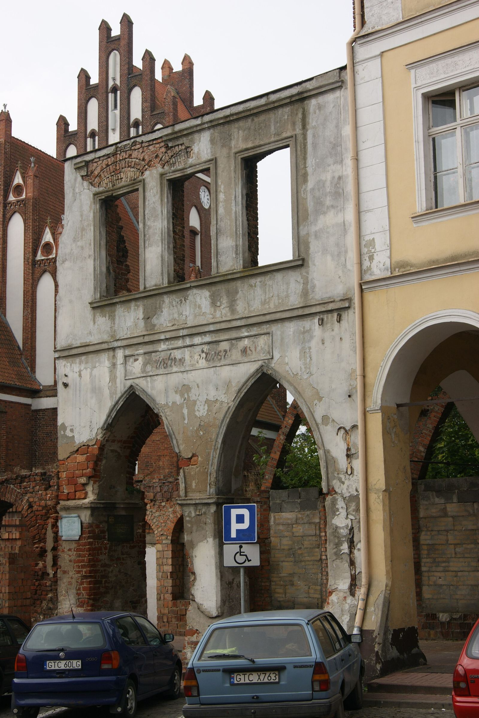 Ruiny kamienicy, Gniew