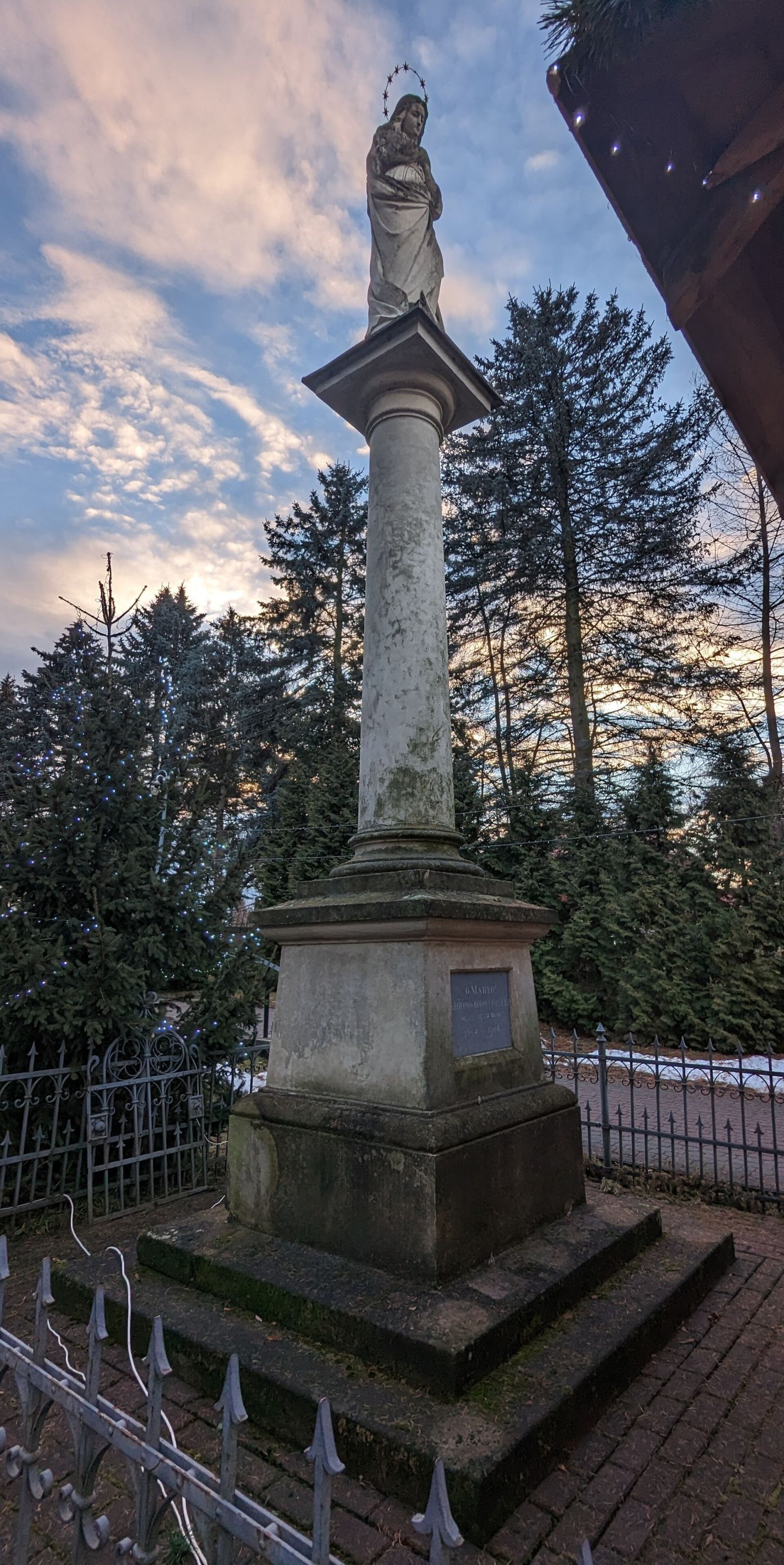 Obelisk z figurą Matki Boskiej, Zarzecze