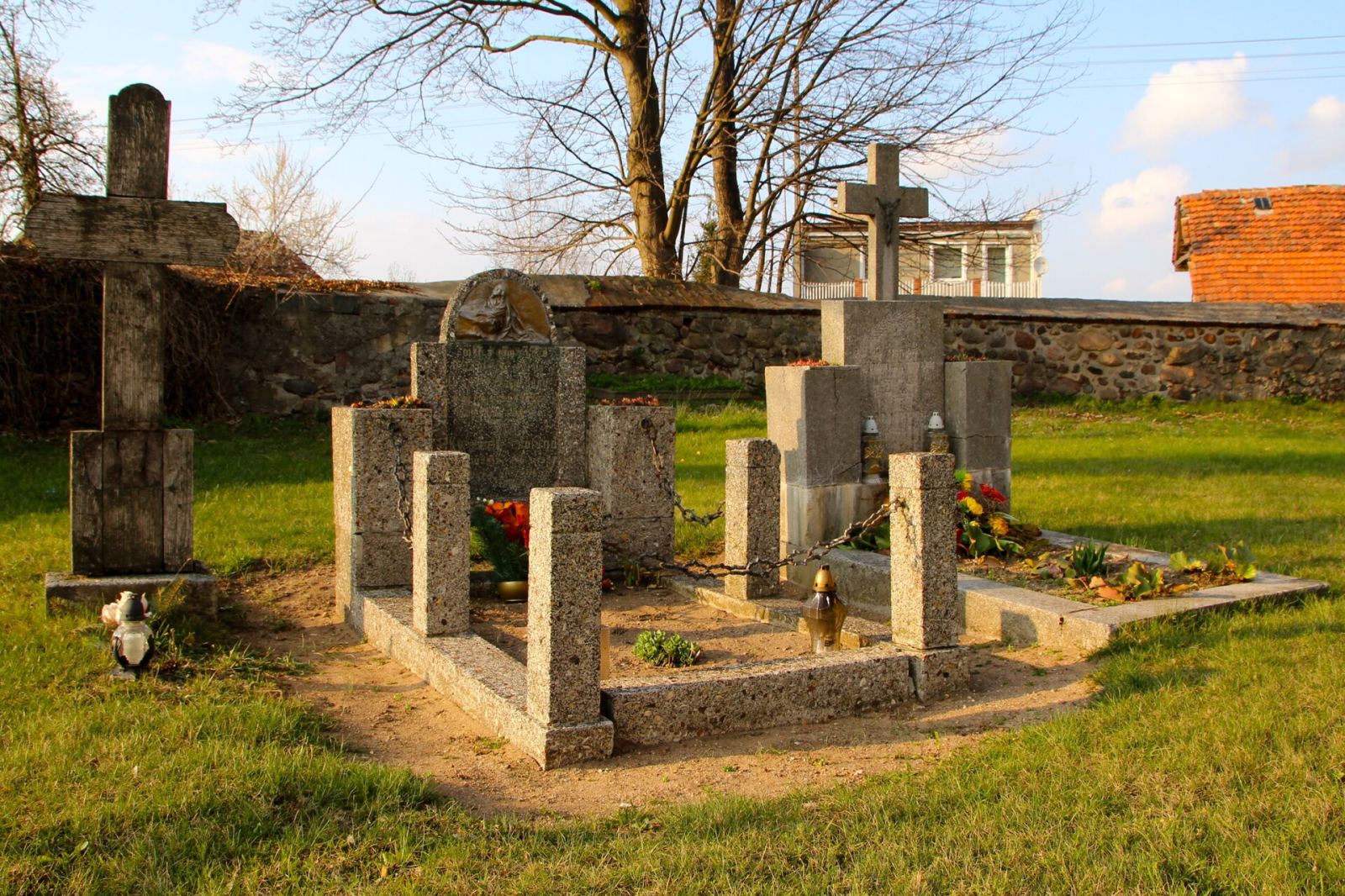 Cmentarz rzymskokatolicki przykościelny, Łagoszów Wielki