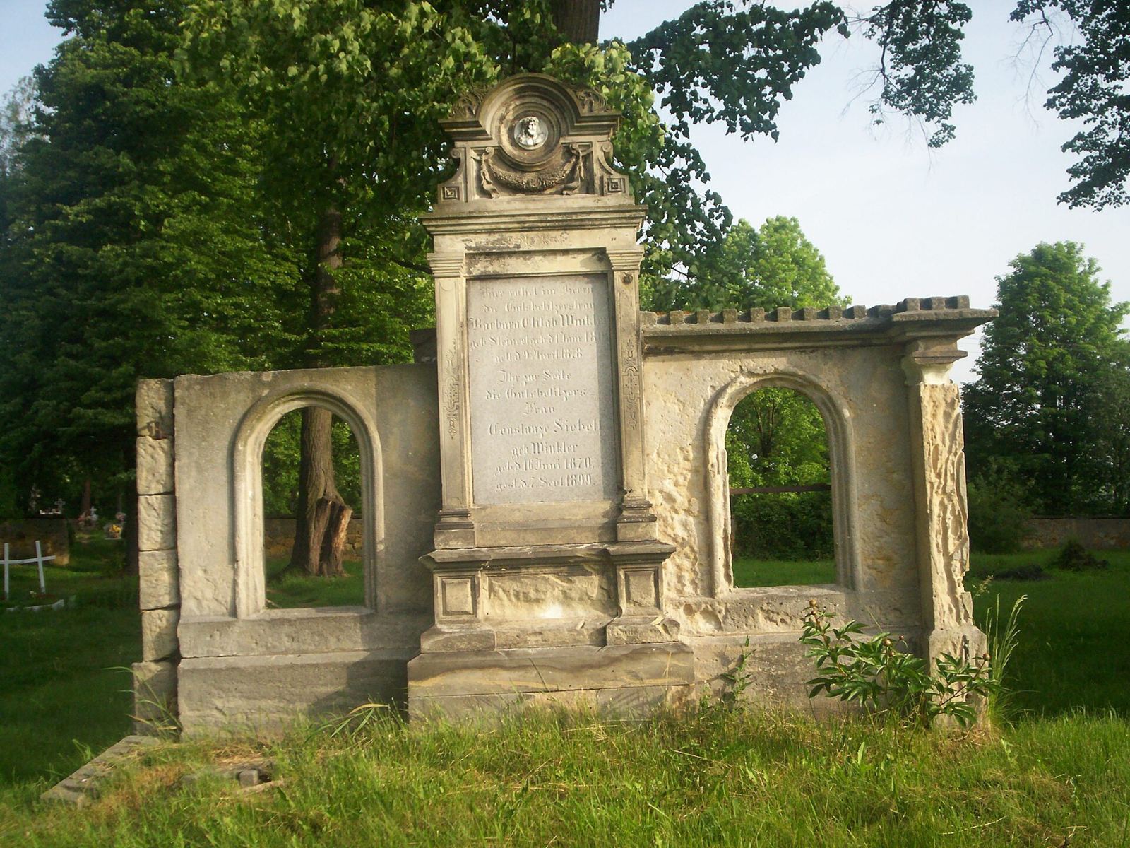 Przykościelny cmentarz rzymskokatolicki, Pławna Dolna