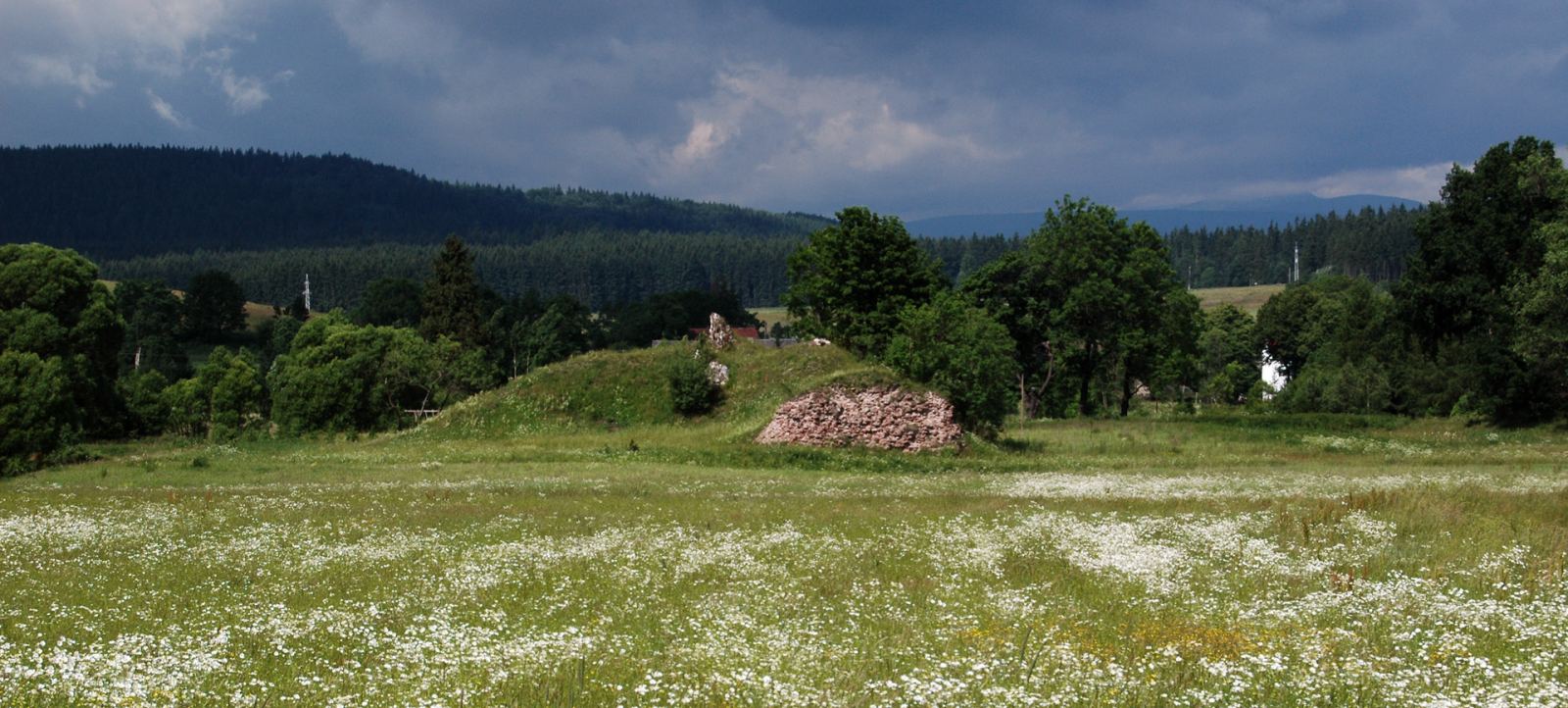 Ruina zamku Wojaczów, Grzędy