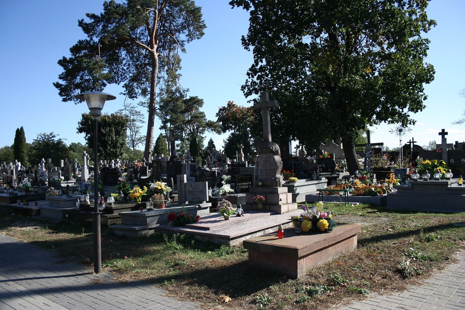 Cmentarz parafialny, Chodel
