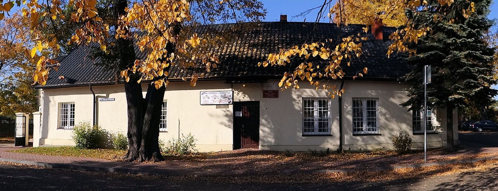 Szkoła marianów, ob. Urząd Gminy, Puszcza Mariańska