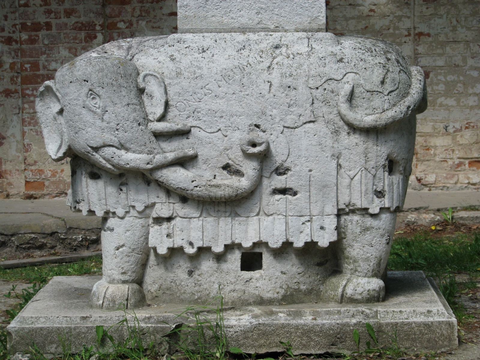 Obelisk ze słoniem, Grodzisko