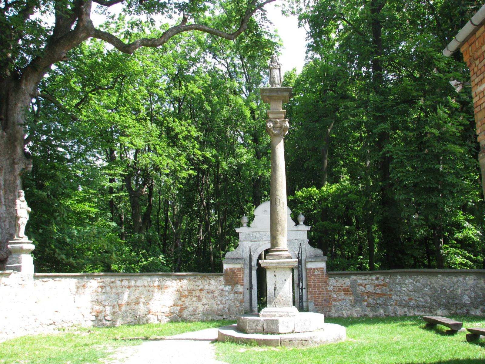 Ogrodzenie z bramkami i rzeźbami, Grodzisko
