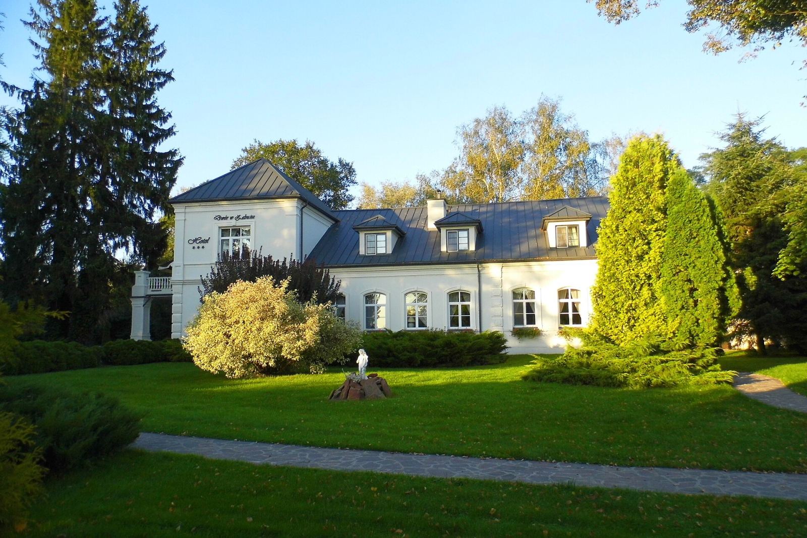 Dwór, Zabuże
