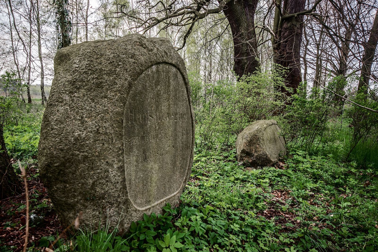Cmentarz ewangelicki przykościelny, ob. rzymskokatolicki, Trzmielów