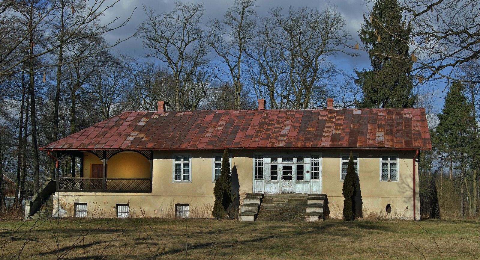 Dwór, Przeginia Narodowa