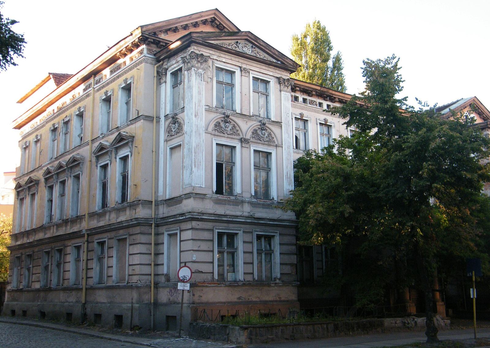Dom, Brzeg