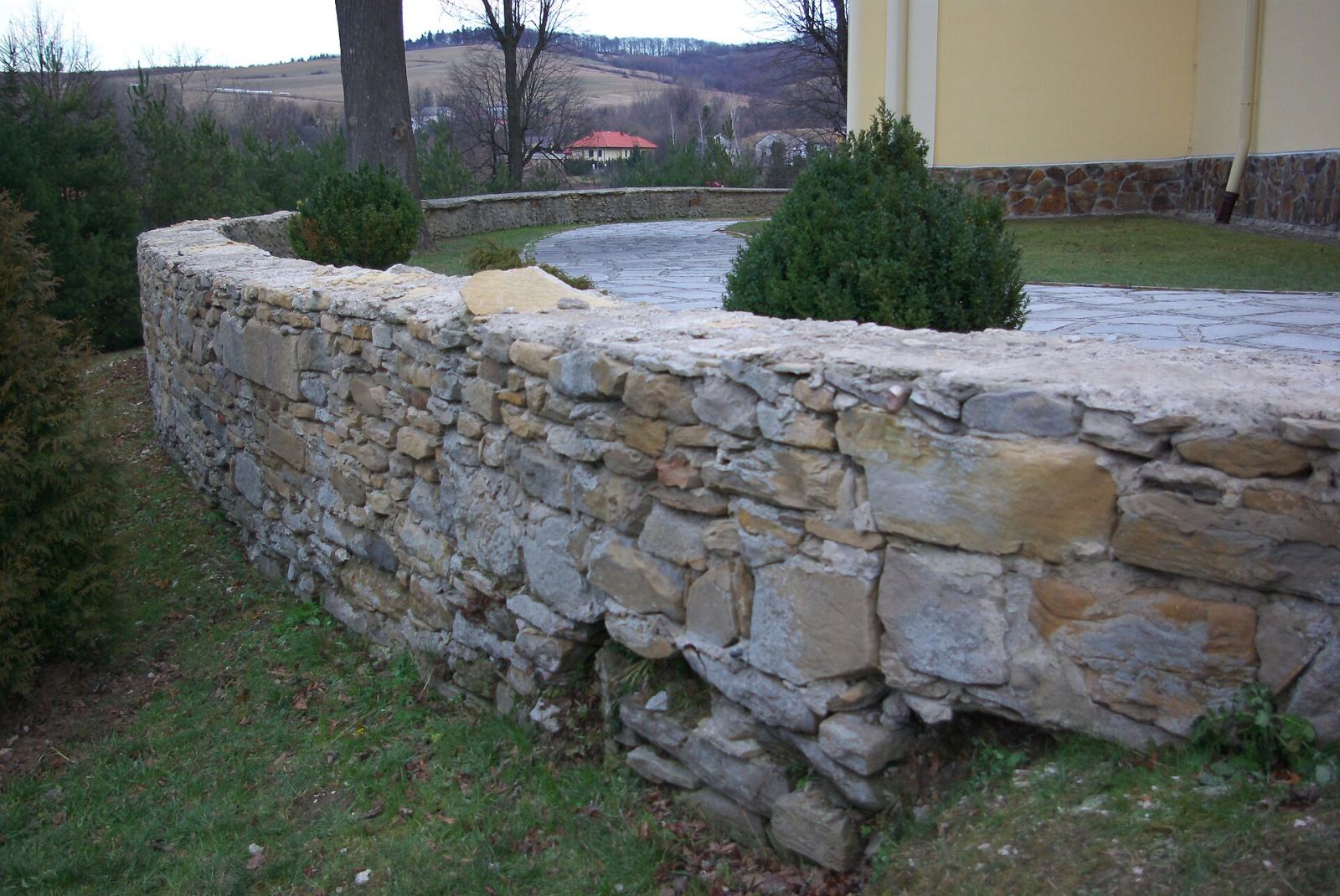 Mur ogrodzeniowy, Nowotaniec