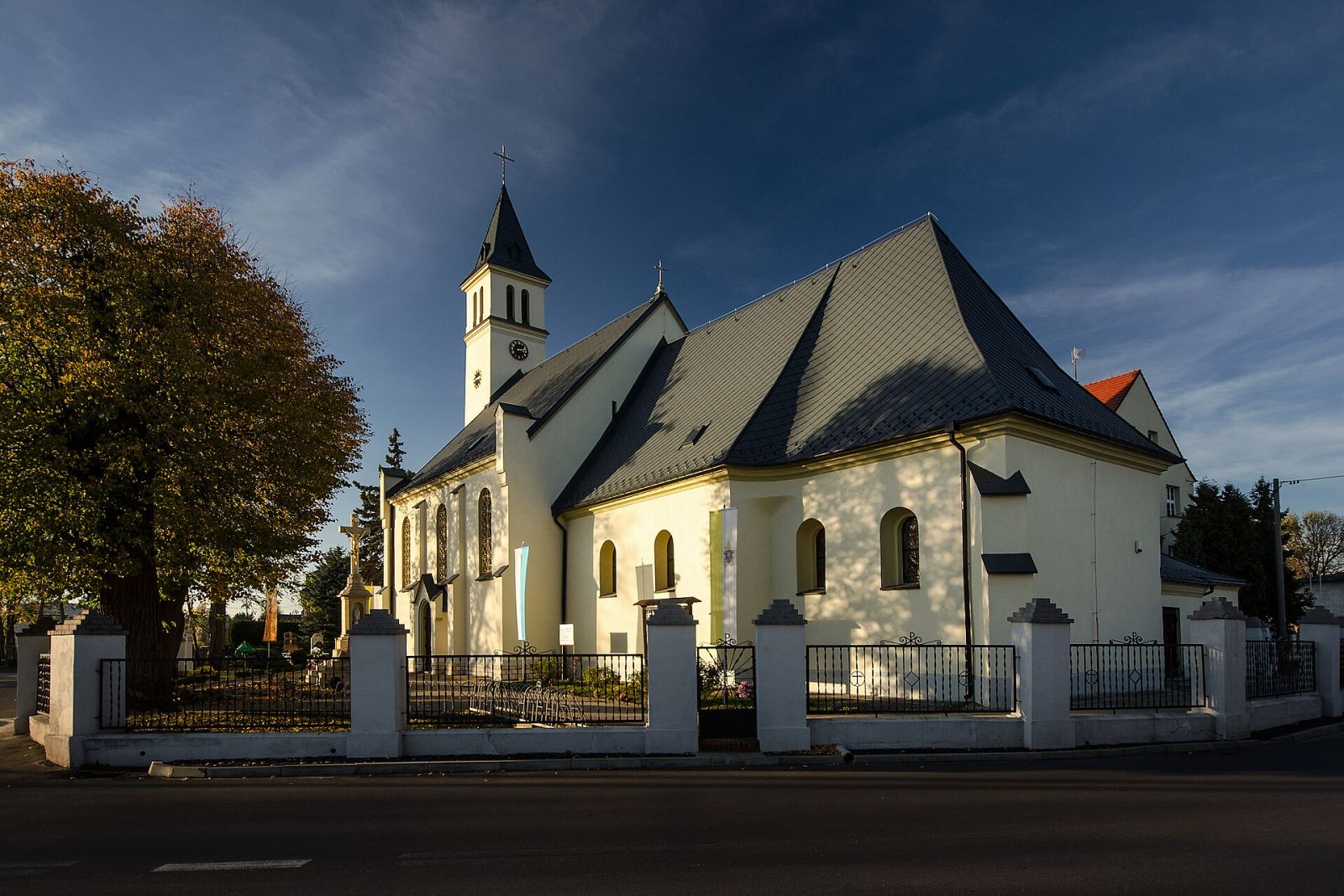 Kościół parafialny pw. Wszystkich Świętych, Raszowa