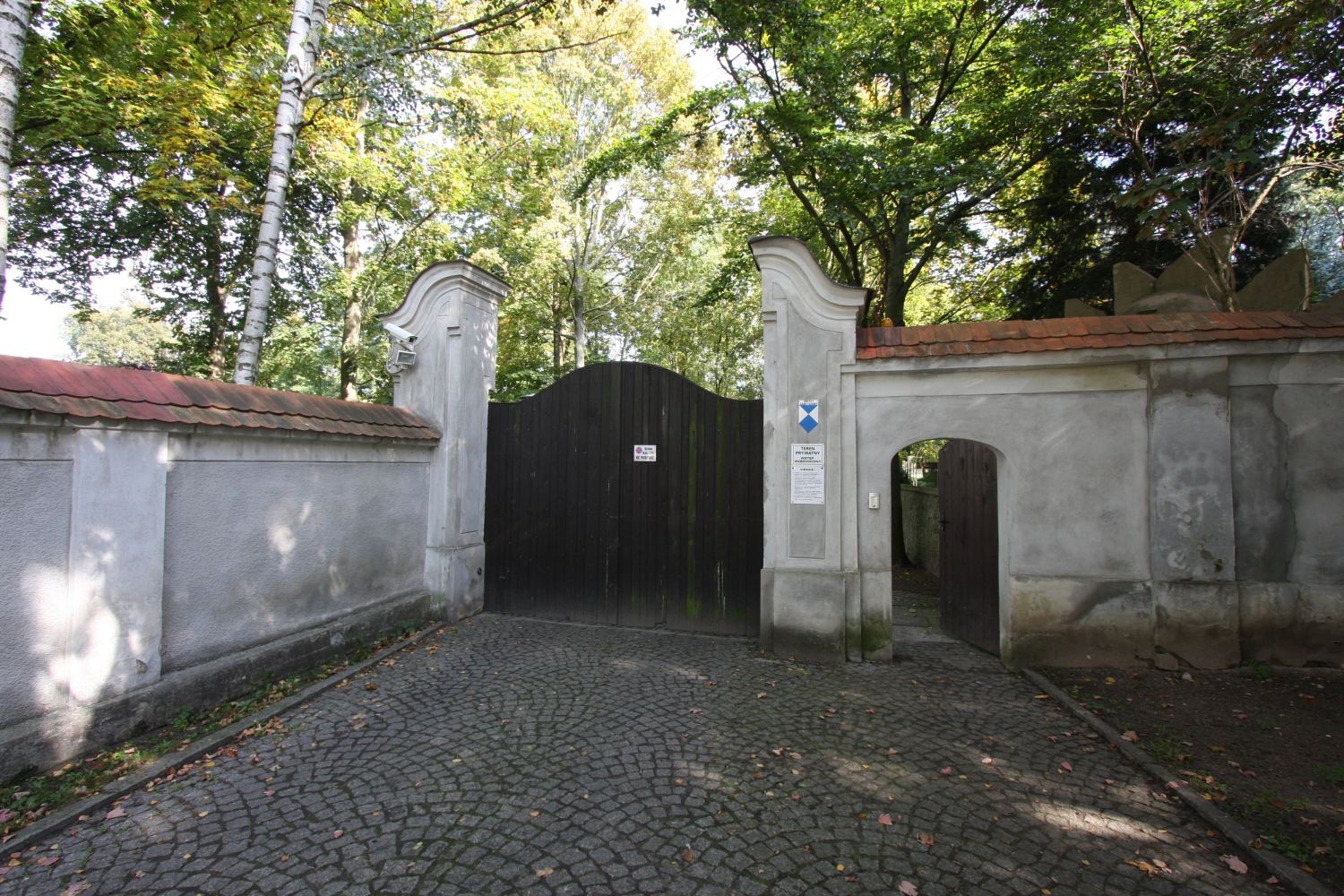 Brama i mur cmentarny, Obra