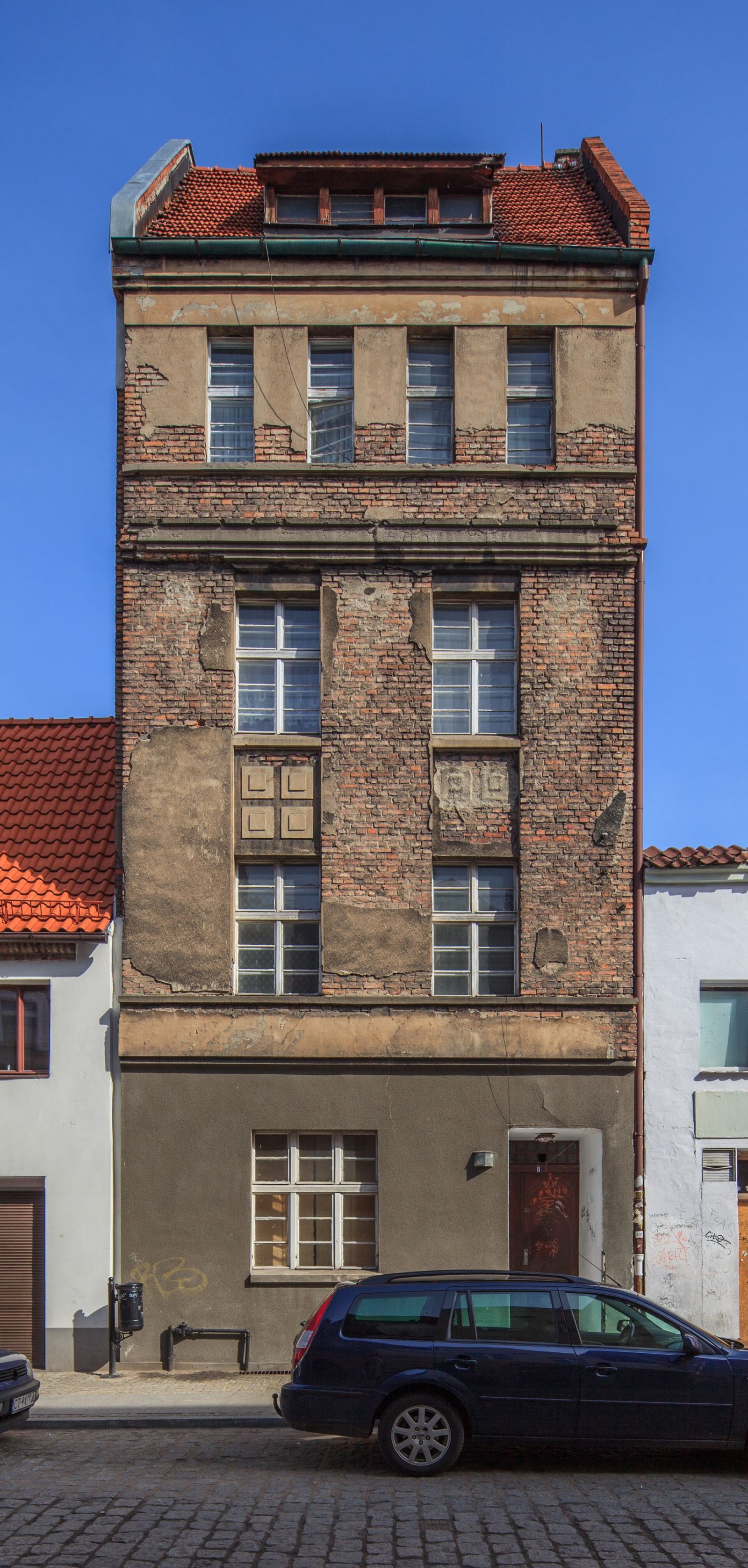 Fasada i frontowa połać dachu kamienicy, Toruń