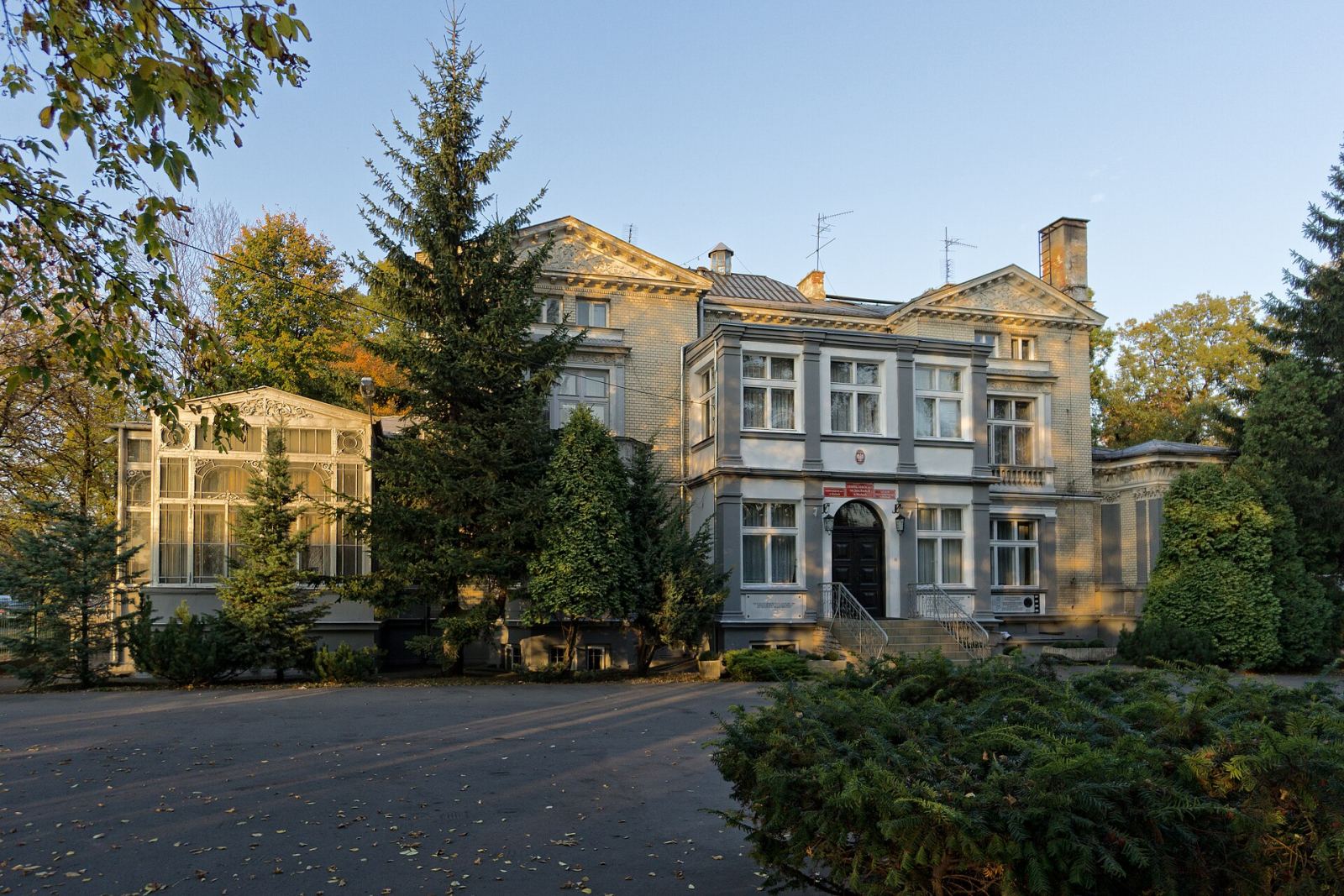 Pałac Briggsów, Marki