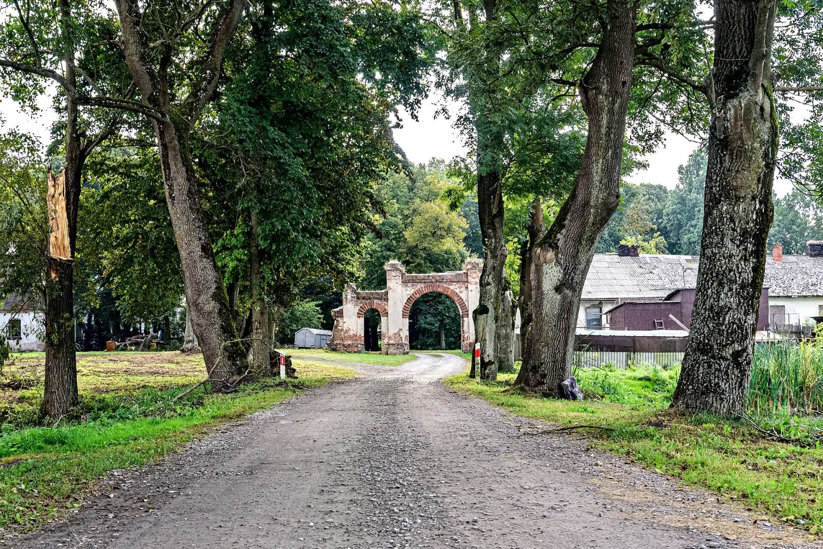 Brama wjazdowa, Podzamcze