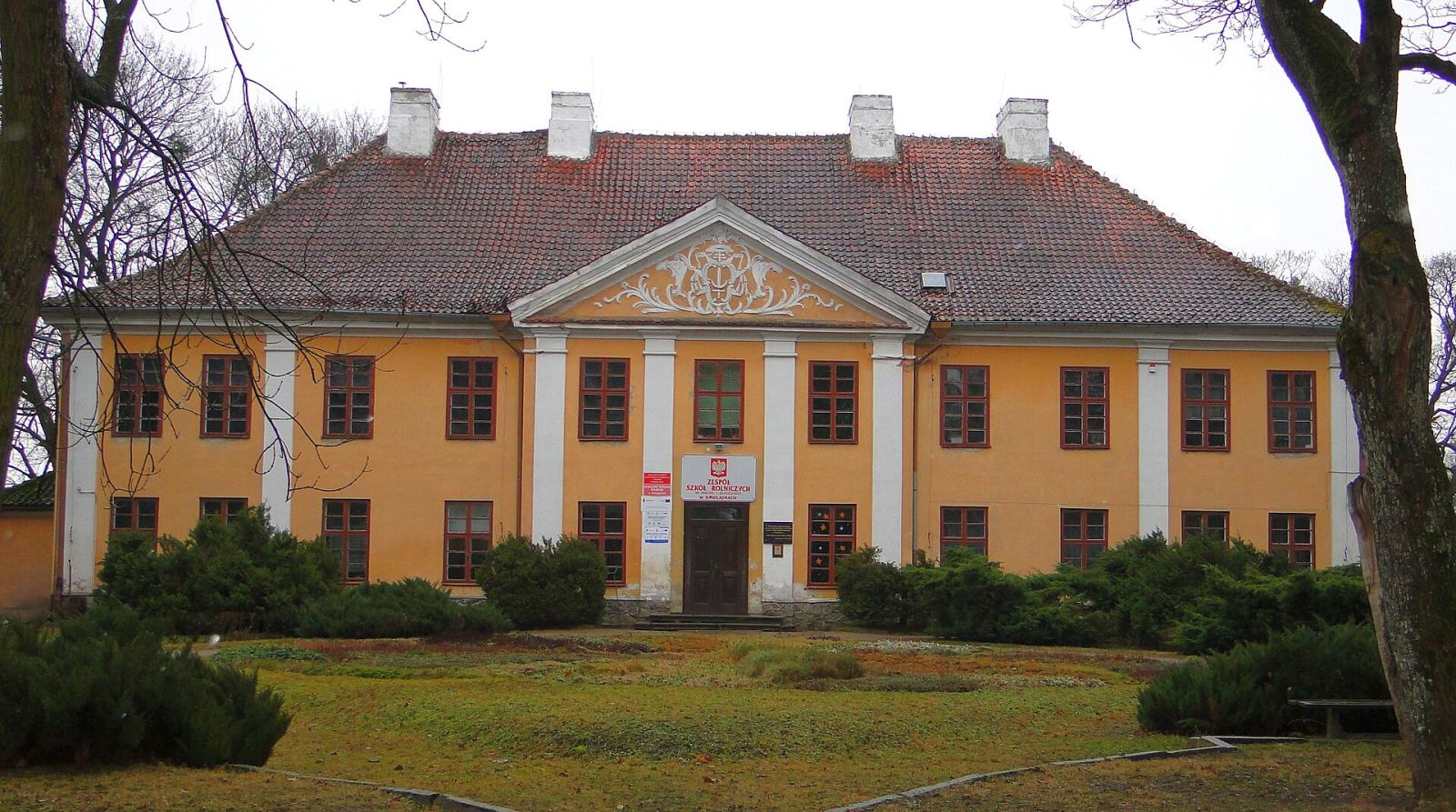 Pałac, Smolajny
