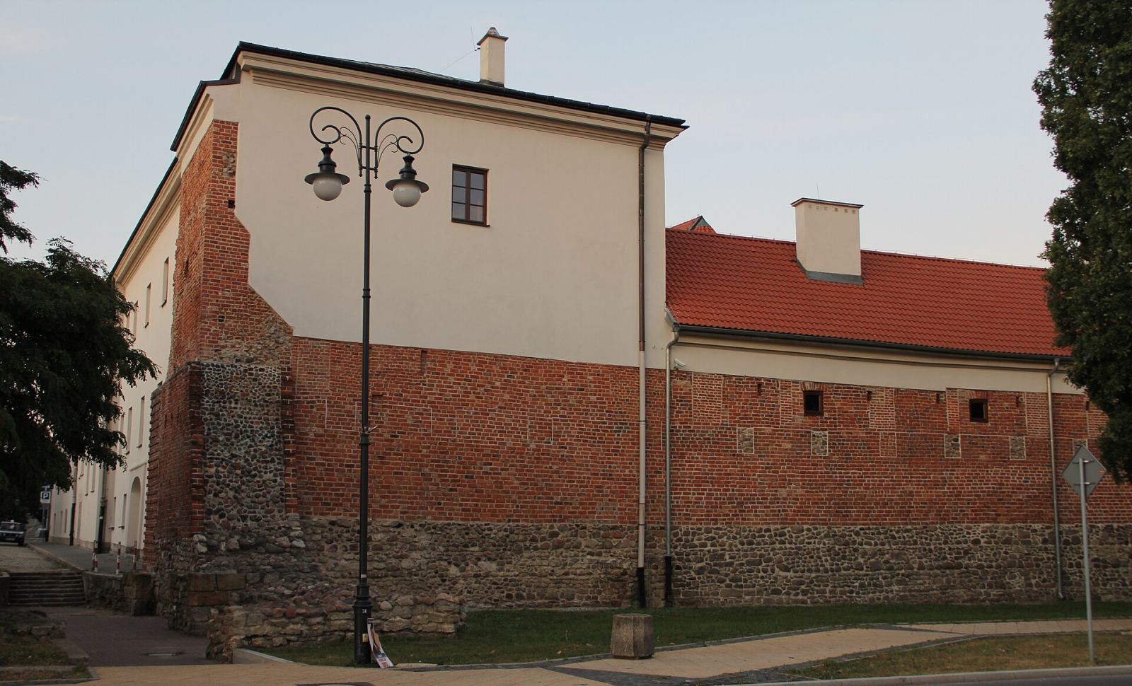 Skrzydła kolegium z fragmentem murów obronnych, Radom