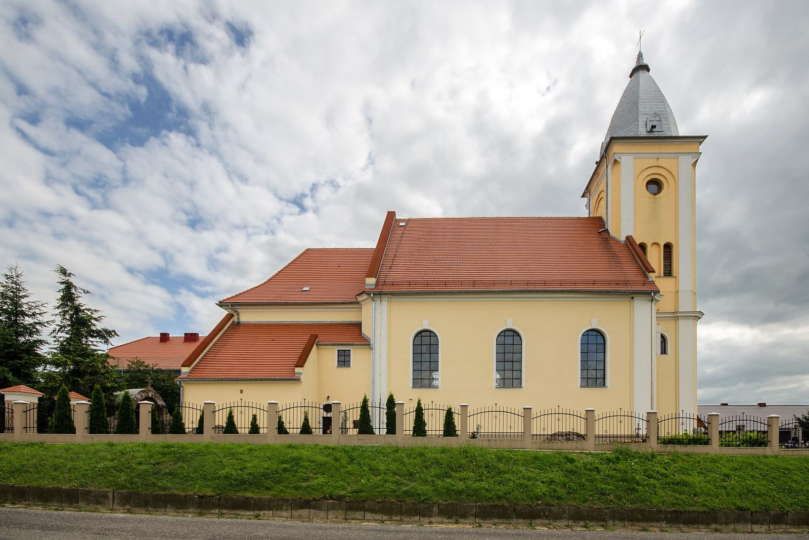 Kościół parafialny pw. Nawiedzenia Najświętszej Marii Panny, Krzyżowniki