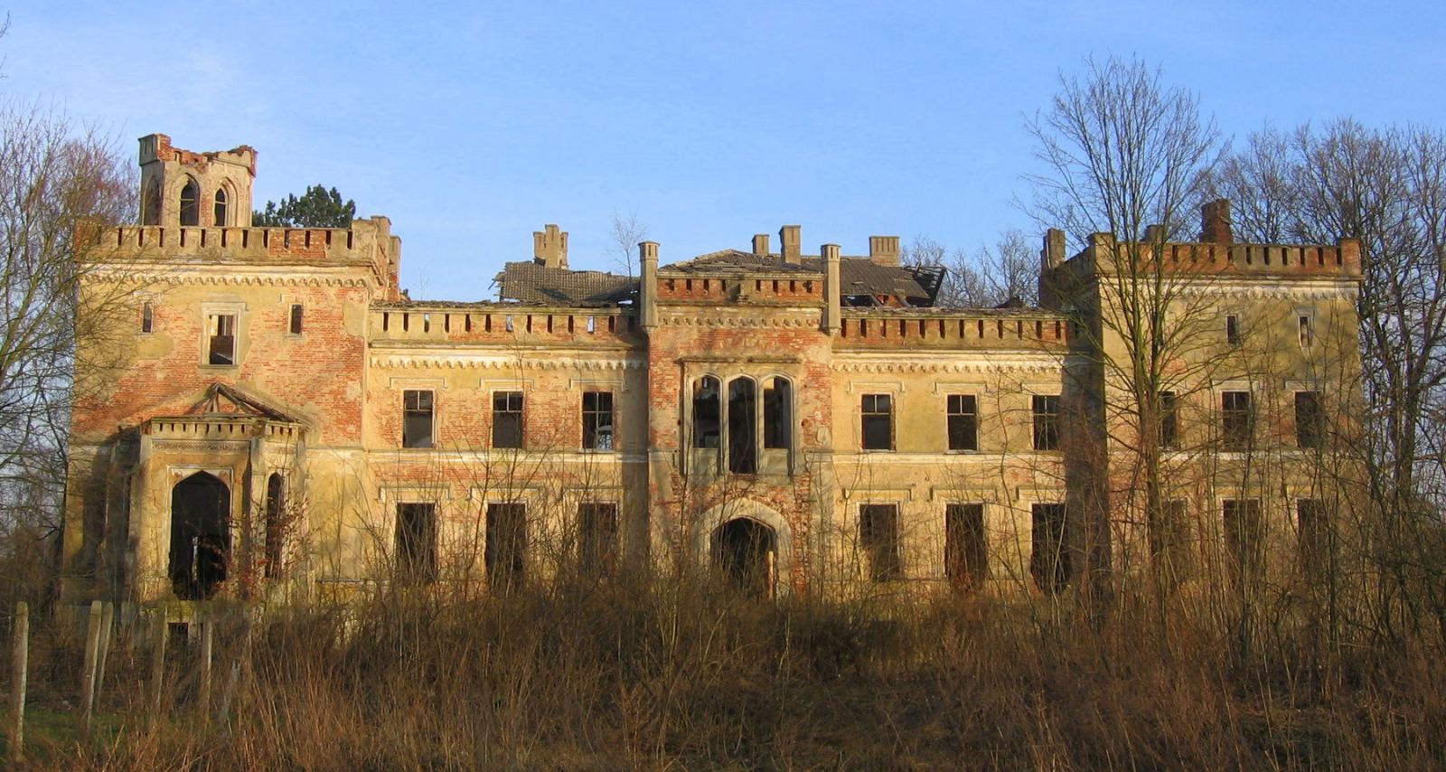 Pałac, Otok