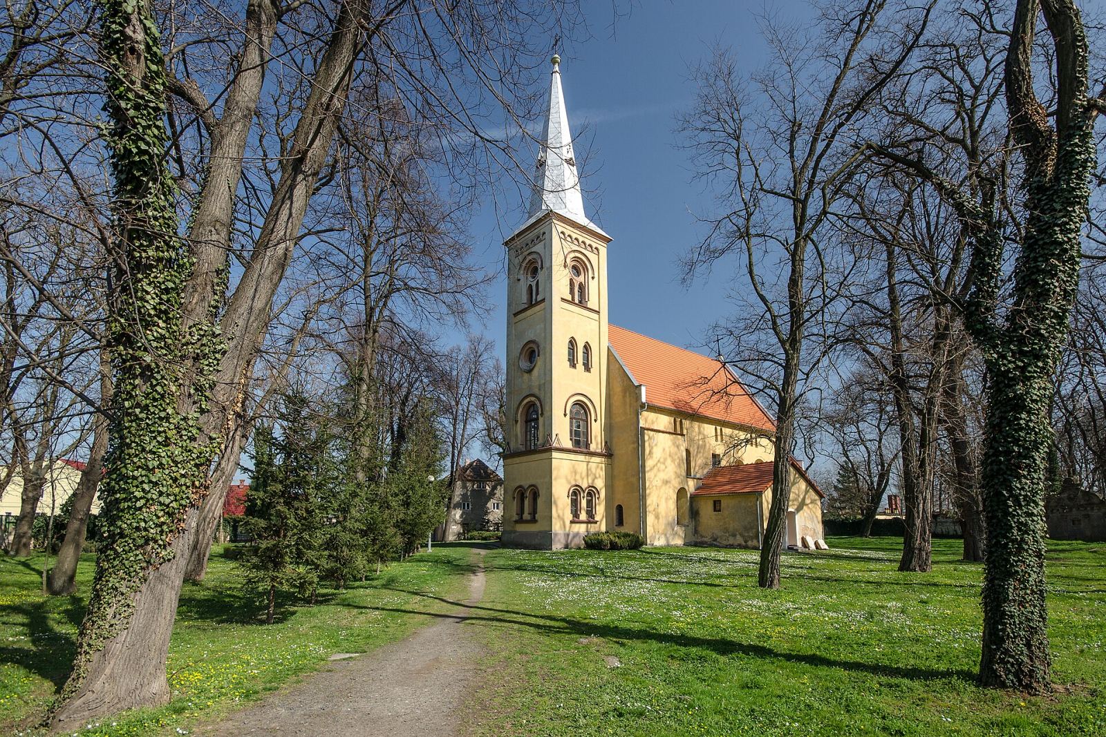 Kościół parafialny pw. Matki Boskiej Różańcowej, Wądroże Wielkie