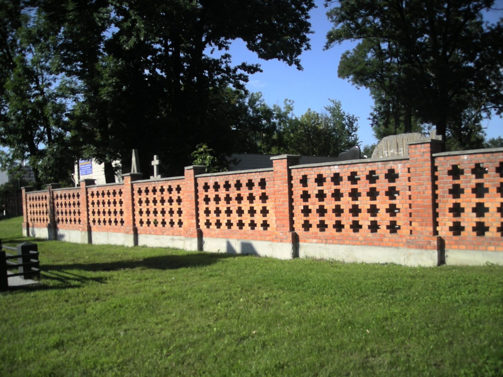 Mur ogrodzeniowy z bramą główną, Mielec