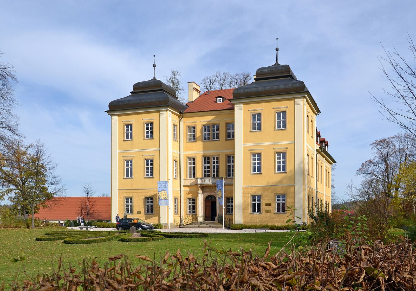 Pałac, Łomnica