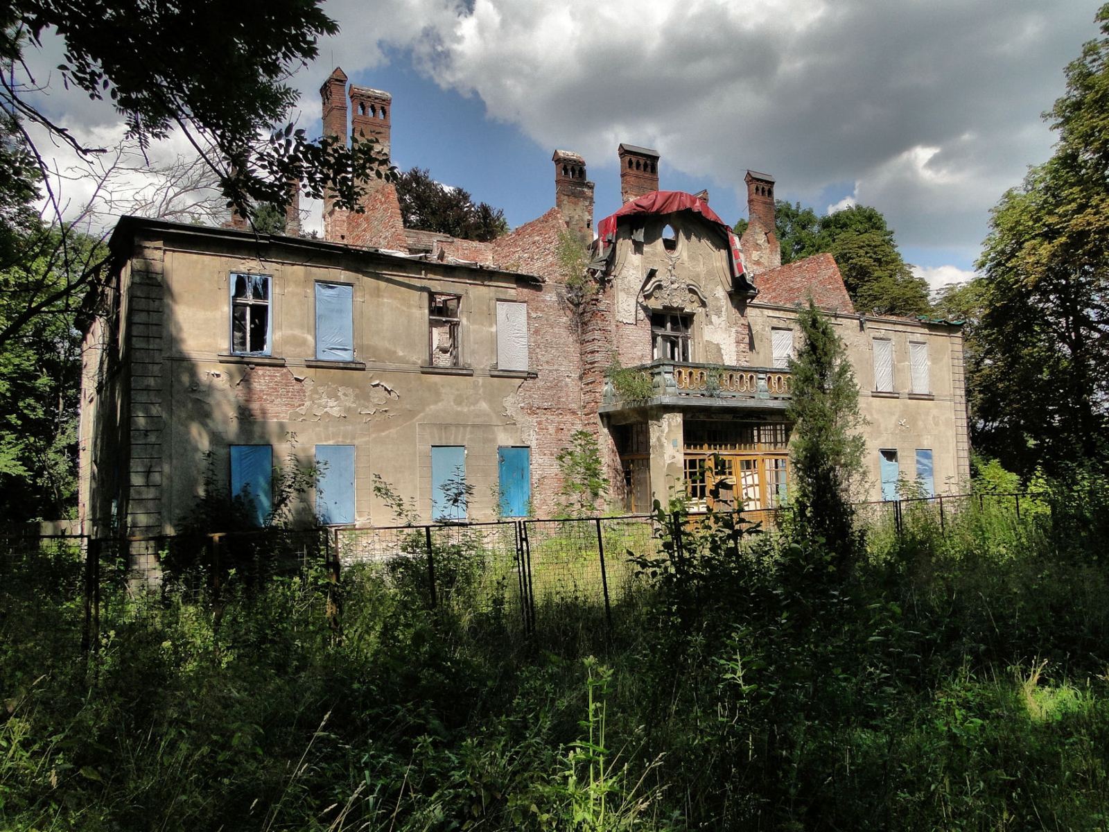 Pałac, Lesięcin
