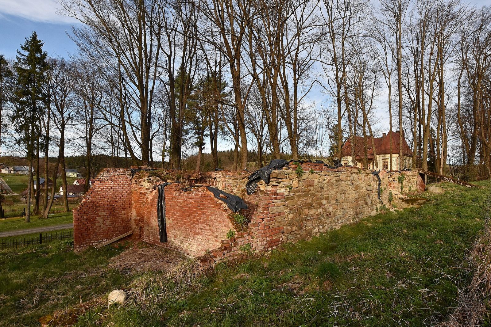 Ruiny spichlerza, Izdebki