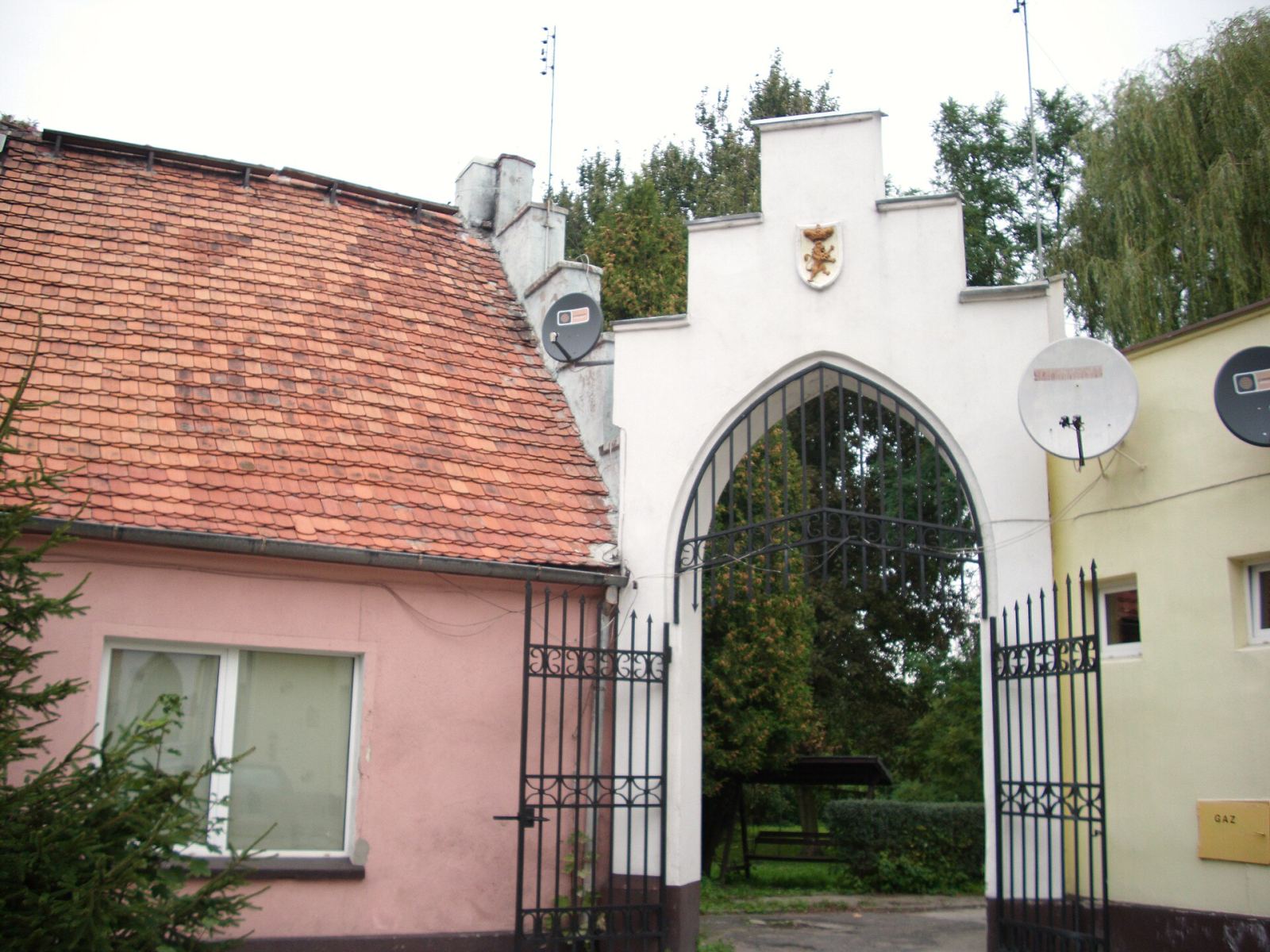 2 fragmenty ogrodzenia z dwoma bramami, Syców