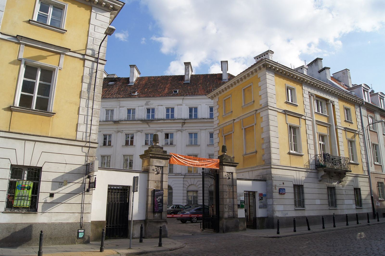 Kamienica ze skrzydłami, Warszawa