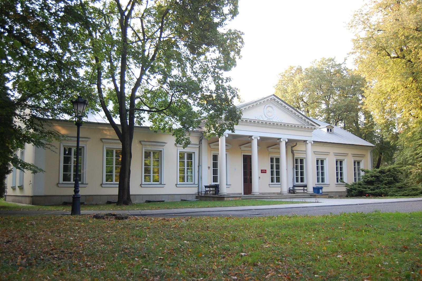 Dwór, Warszawa