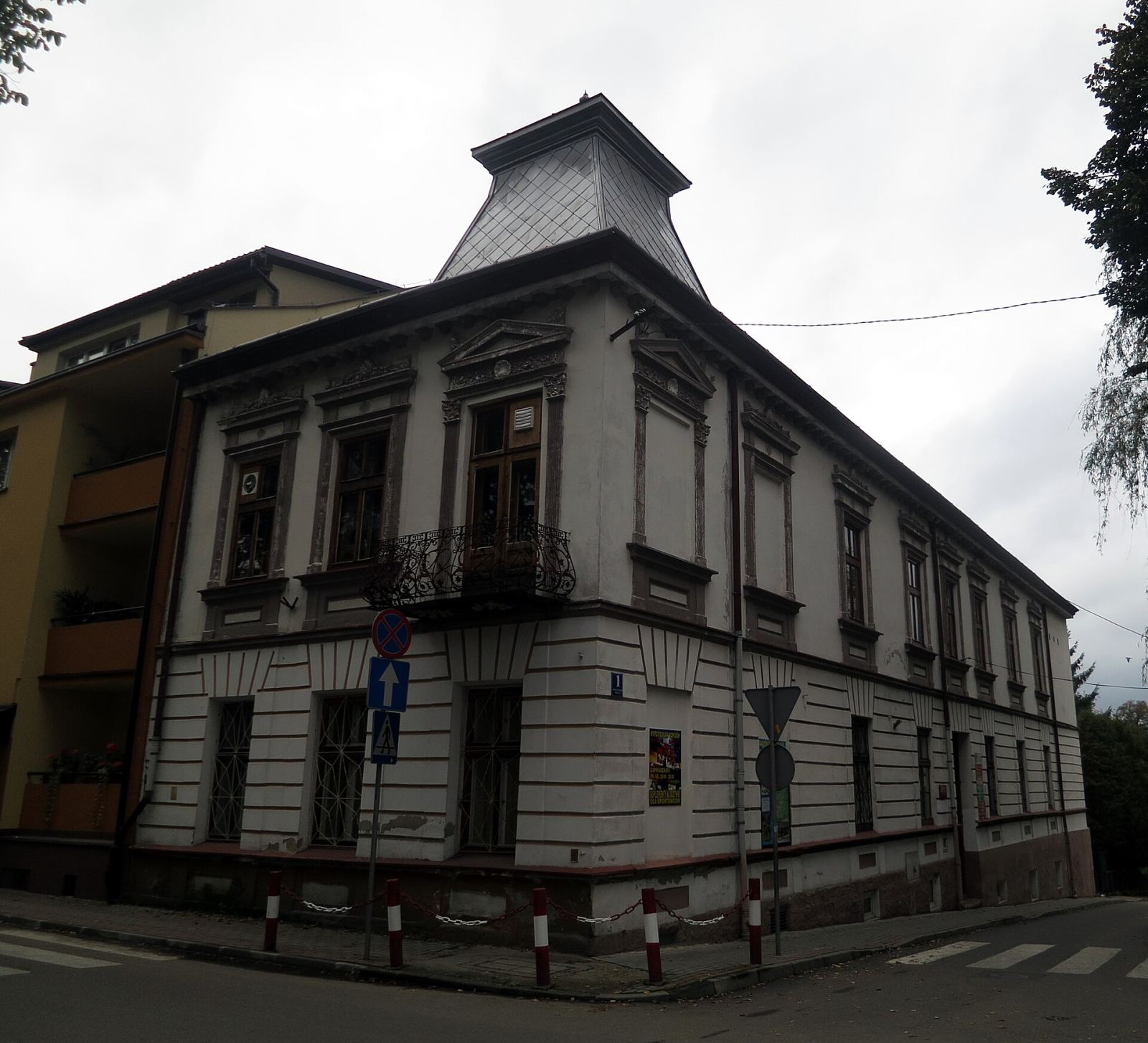Dom, ob. budynek administracyjny, Lesko