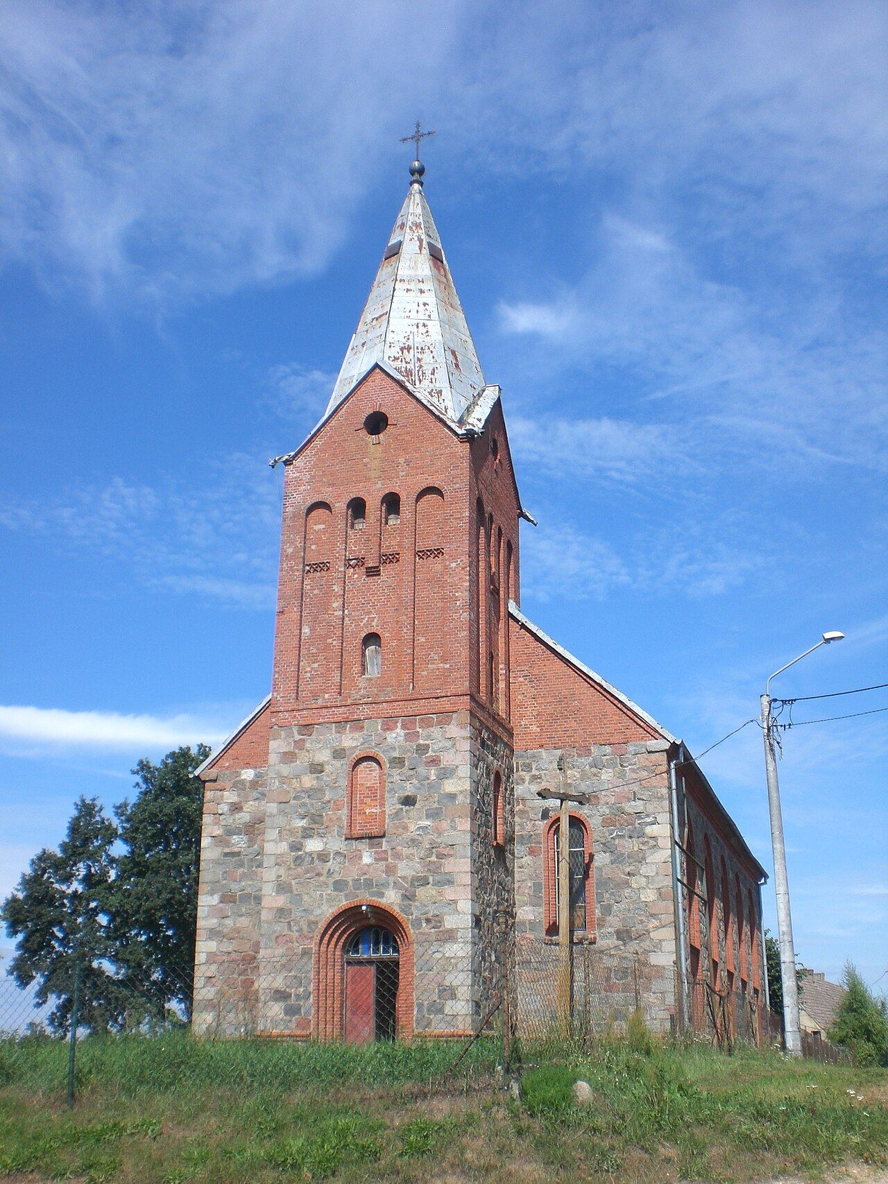 Kościół ewangelicki, ob. rzymskokatolicki filialny pw. Matki Boskiej Szkaplerznej, Ugoszcz