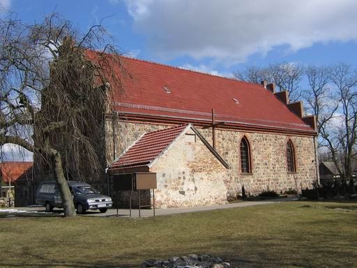 Kościół parafialny pw. Matki Boskiej Królowej Świata, Dobra