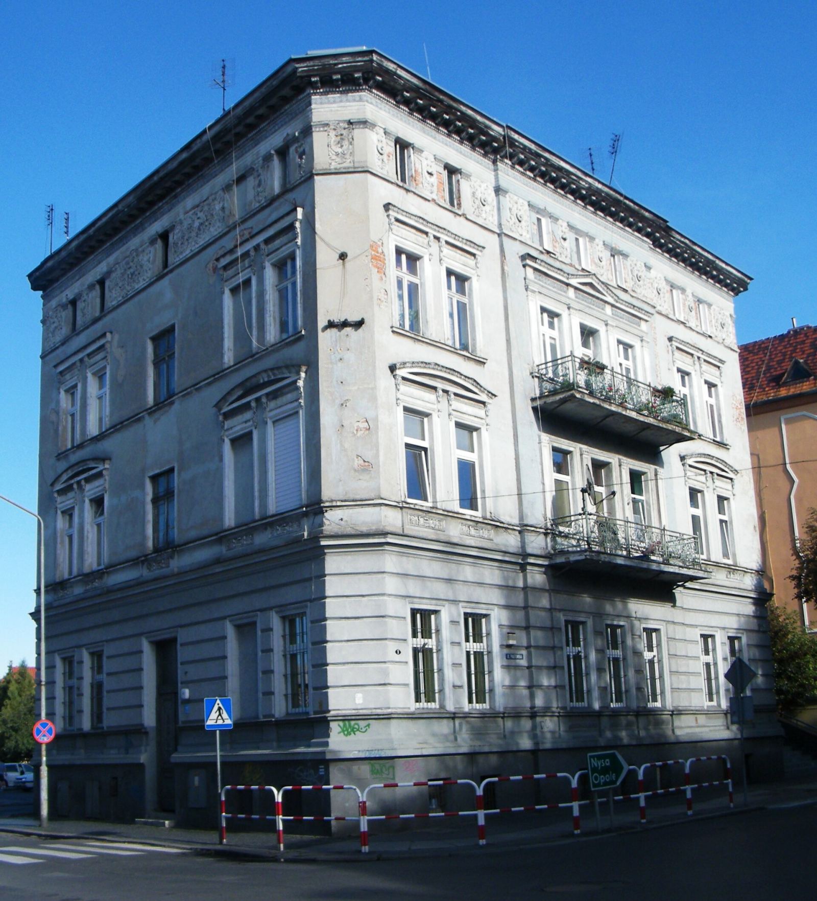 Dom, Brzeg