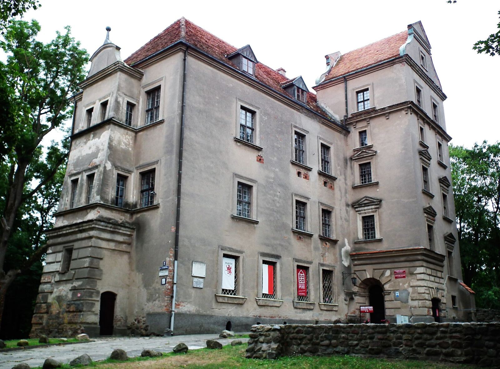 Zamek, tzw. stary, Płoty