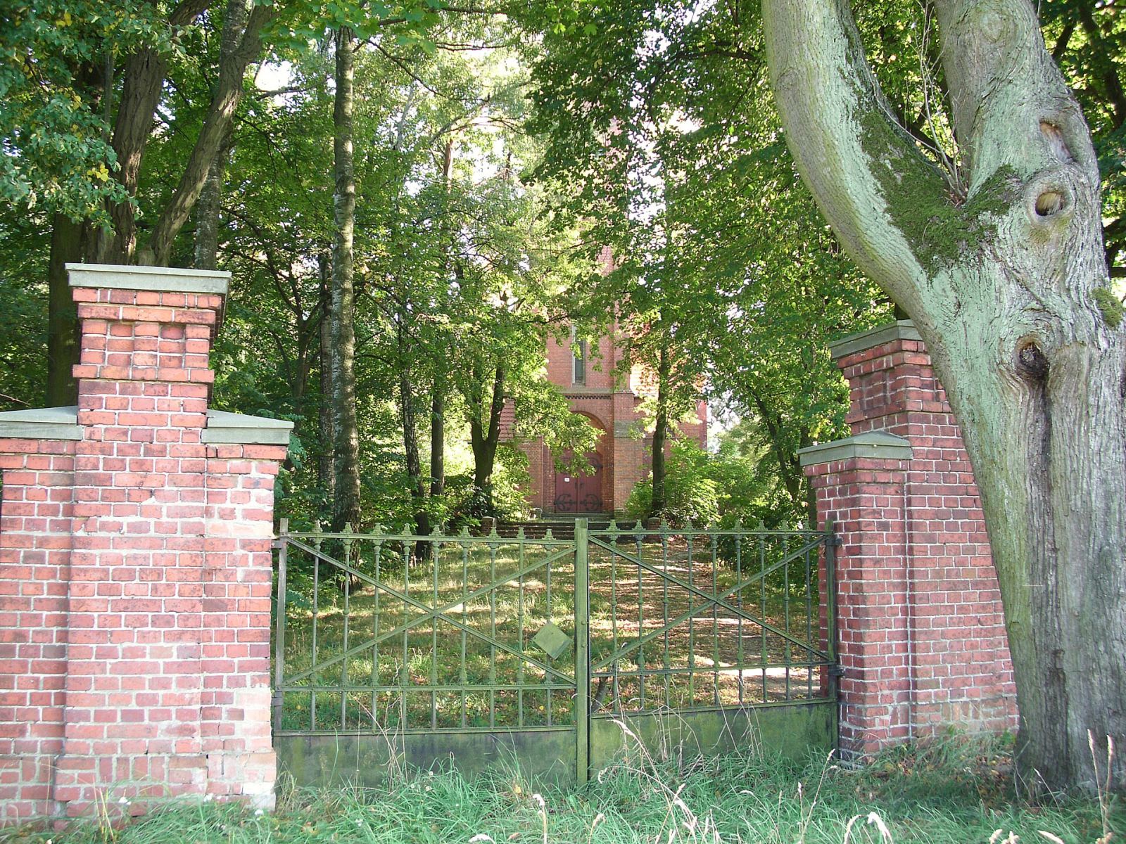 Ogrodzenie z bramą, Kobyla Góra