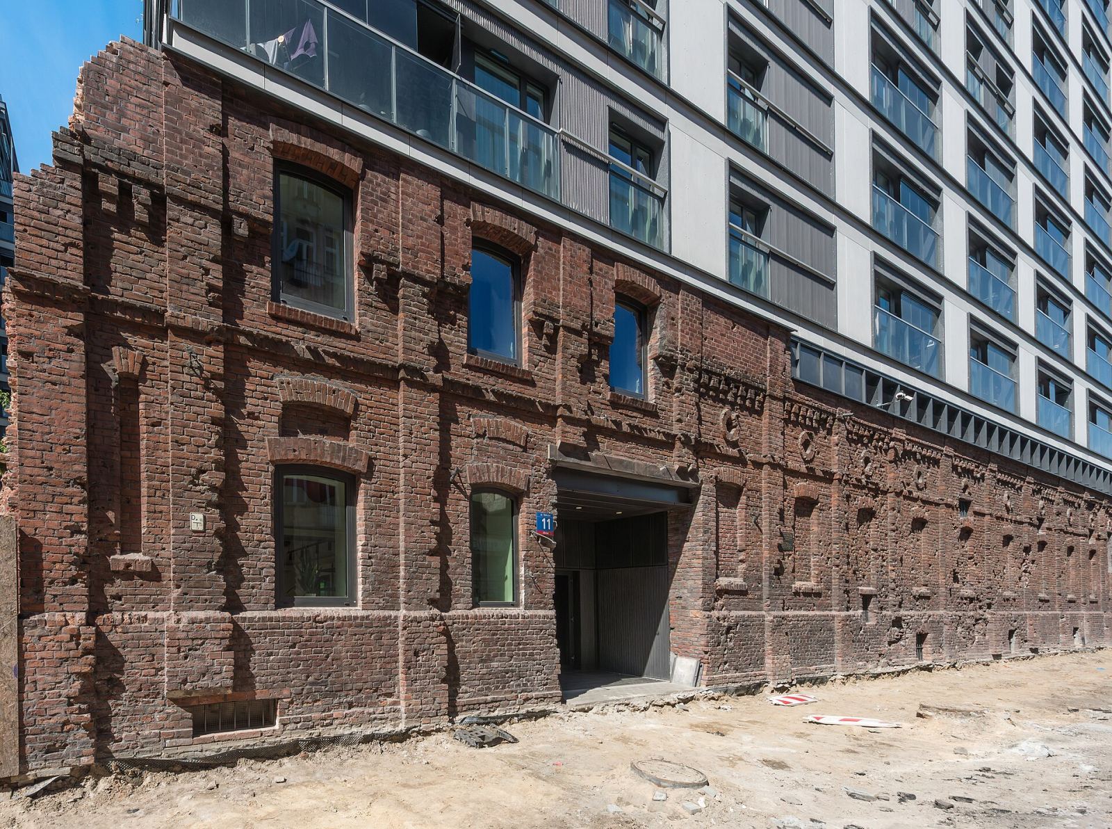 Mur ceglany z bramą, Warszawa