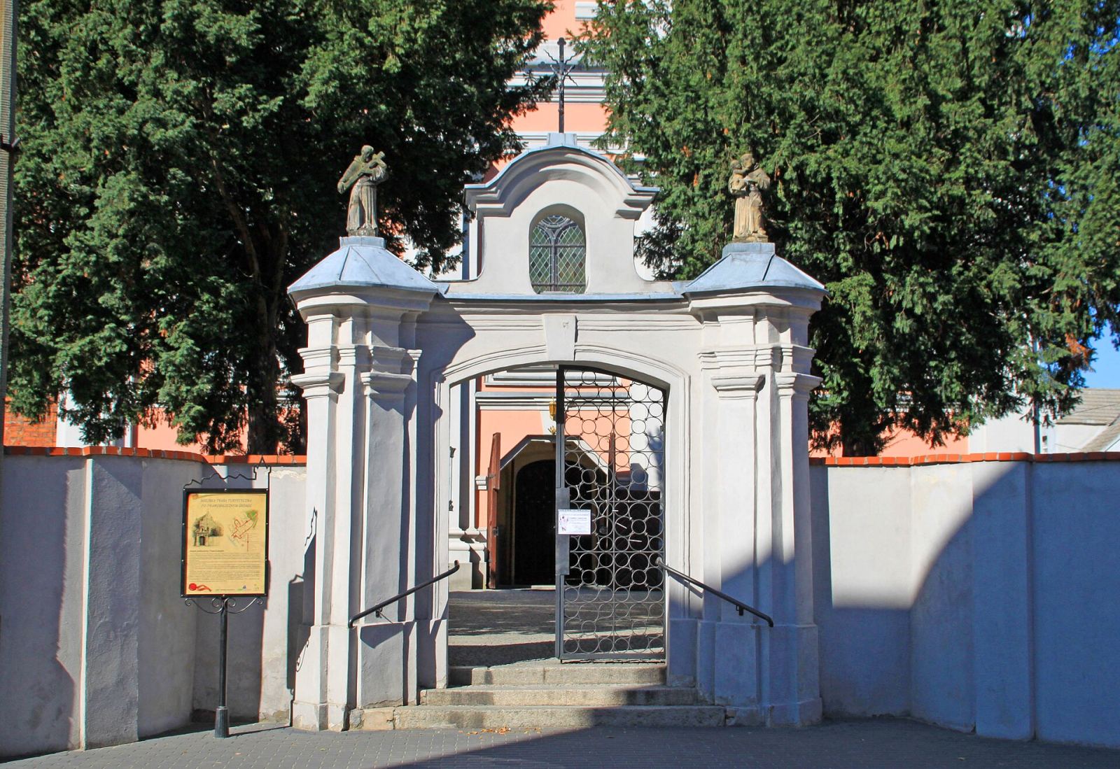 Ogrodzenie z bramami, Śrem