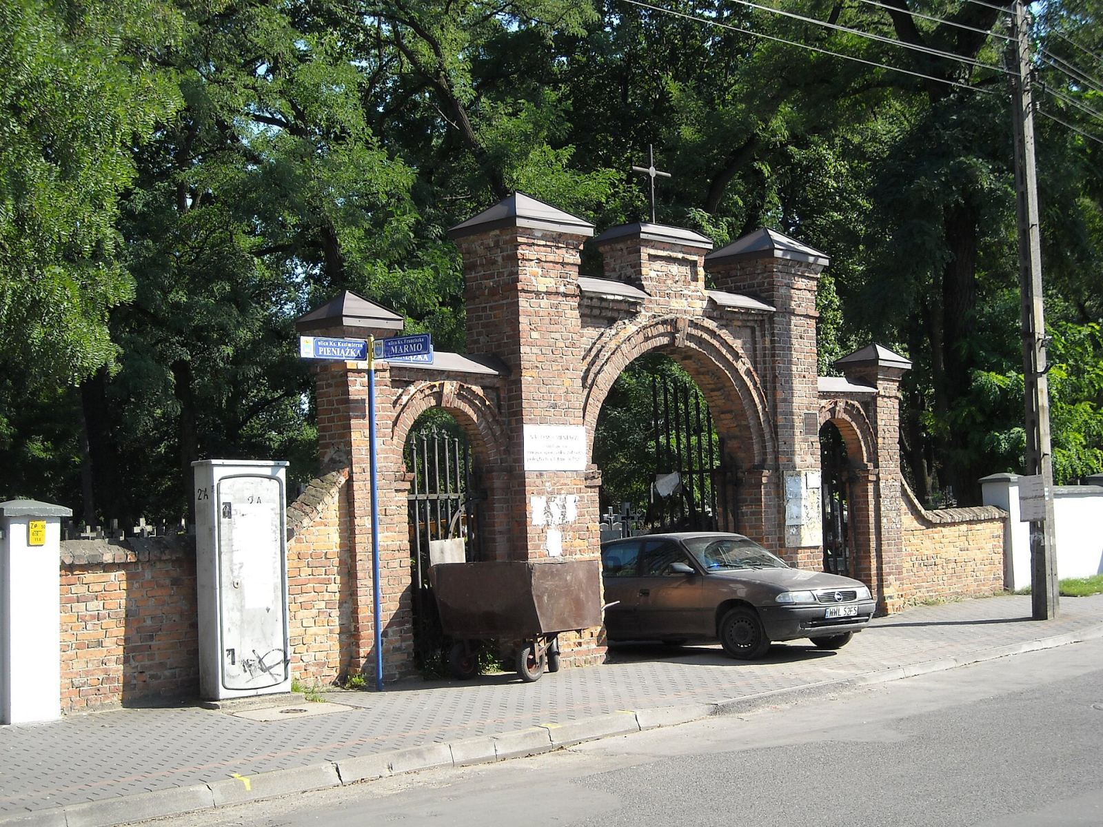 Ogrodzenie z bramą, Kobyłka