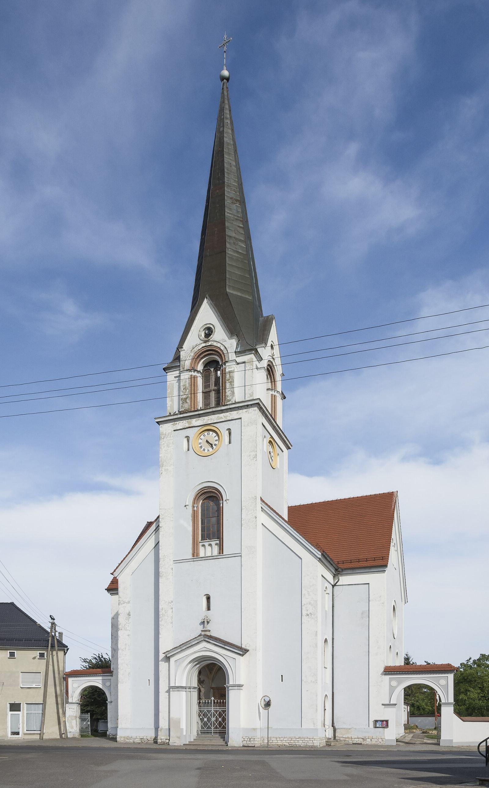 Kościół parafialny pw. Nawiedzenia Najświętszej Marii Panny, Łącznik