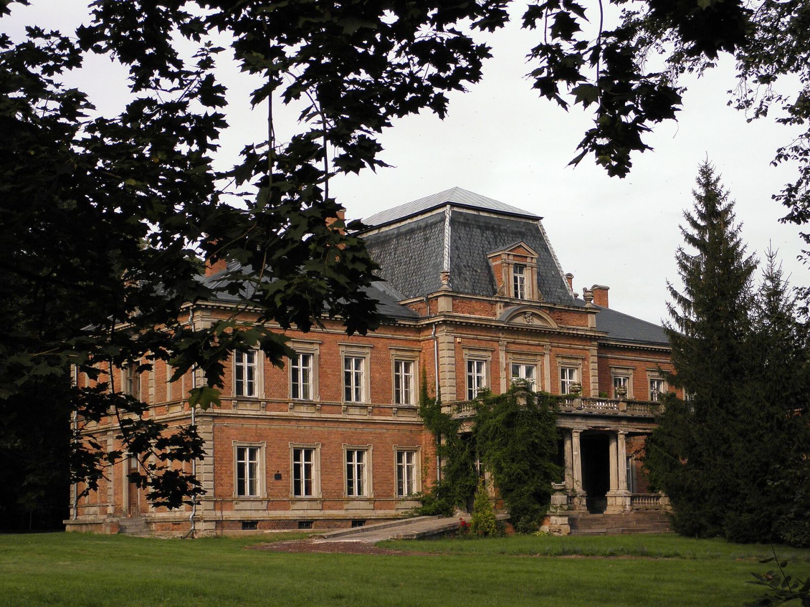 Pałac, Policzna